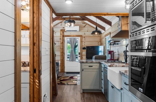 Menlo House | The Crow's Nest: huge balcony, fire pit, pets welcome, fireplace, stunning view!
