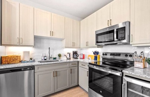 Scofield Farms Condo | The Domain Escape | 1BR | Pool, Gym & Fast Wi-Fi