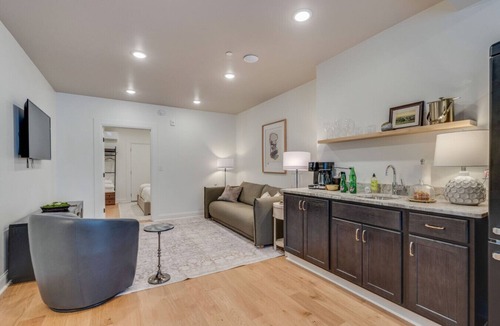 Elizabethton Apartment | The Downtown Post The Collin Suite