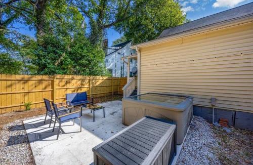 Columbia Apartment | The End Zone - Hot Tub