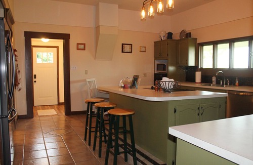 Fairport House | The Farm House-Just 1 Hour from KC Sports fans! Great for Any Season! Pet Friendly