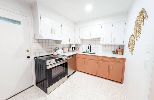 Columbia Apartment | The Flamingo Suite | 1 King | Newly Renovated!