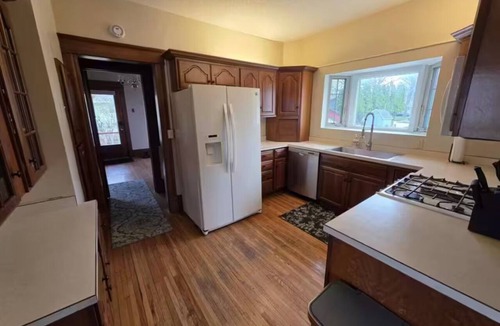 Clear Lake House | The Gardens Victorian W/Hot tub and close to town
