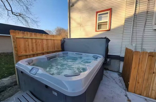 Clear Lake House | The Gardens Victorian W/Hot tub and close to town