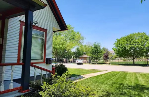 Clear Lake House | The Gardens Victorian W/Hot tub and close to town