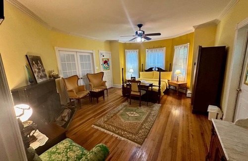 Gaithersburg House | The Gold Room/Spacious Victorian Inn