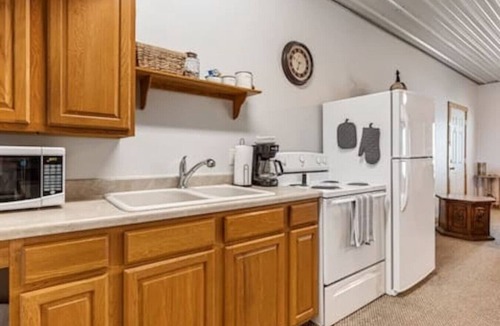 Burt County House | The Goose Cabin | 5-Cabin Compound, Sleeps 30