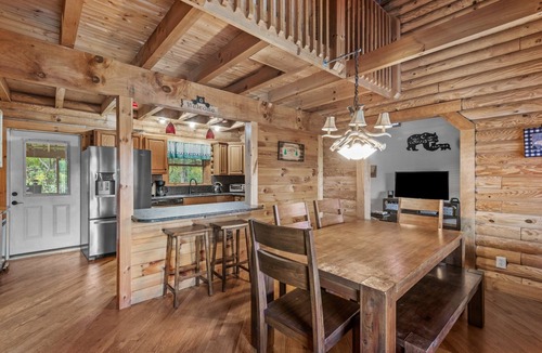 Vilas Cabin | The Great Bear Lodge: Hot Tub, Firepit, EV Charger, Dog Allowed!