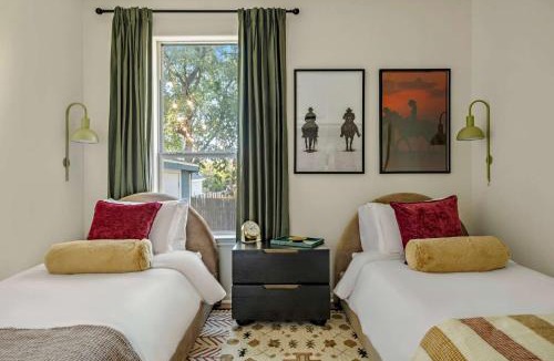 Chestnut House | The Hideout - 2BR East Austin Home & Backyard