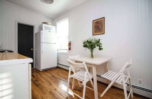 Queens Apartment | The High Tide #9 One Bedroom Suite with Kitchen