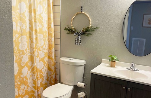 Hamilton Apartment | The Ingrid - Entire 2 Bedroom Apt in Quilt Town, USA