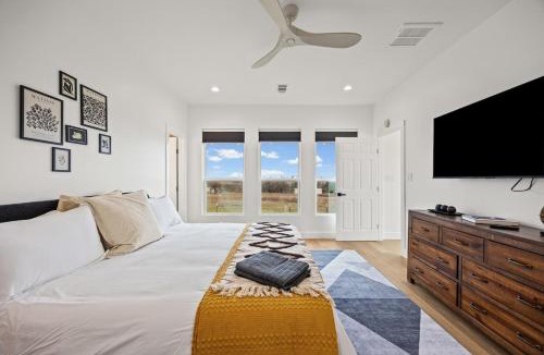 Taylor Villa | The Iron Cactus 10 acres villa near Austin w Sauna and Pool table