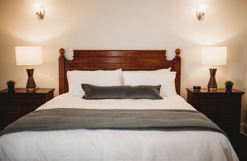 Downtown Hotel | The Jefferson Inn, Downtown Southern Pines, King Bed