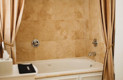 Downtown Hotel | The Jefferson Inn Downtown Southern Pines Premium King Suite