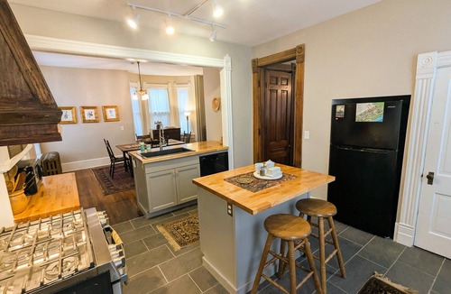 Hannibal House | The John Sydney House - Family and Pet Friendly Historic Home Downtown