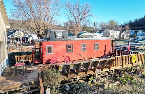 Hartsburg Cabin | The Katy Caboose in Hartsburg