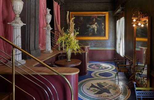 Mount Vernon House | The King at Ulysses Hotel: Canopy Beds & Vintage Finds in Mount Vernon