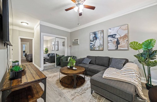 Oak Park Apartment | The King's Corner /Ground Level/Train Access