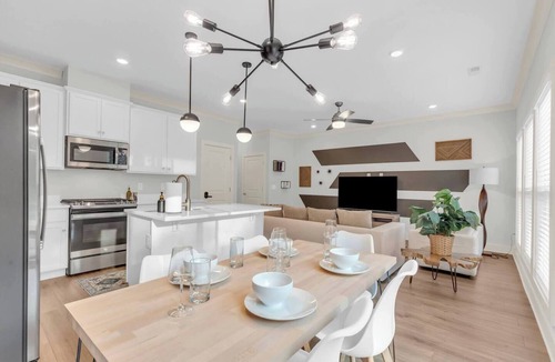 Spartanburg Villa | The King Suite| Luxe 3BR | Sleeps 10 | 2 Min to DT
