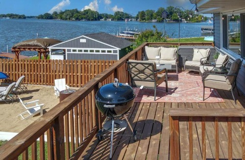 Fox Lake House | The Lake House on Myers Bay - 3-Bed 2-Bath Luxury Home with Private Pier Beach Firepit and Deck