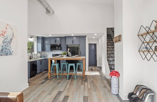 Somerville Cottage | The Lake House, Pond, 3 Min to Lake, Pets Ok