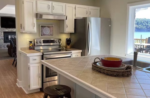 Fairland House | The Lakehouse at Hidden Cove
