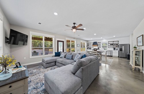 Russellville House | The Lakeside Bungalow the on shores of Delaware Bay!