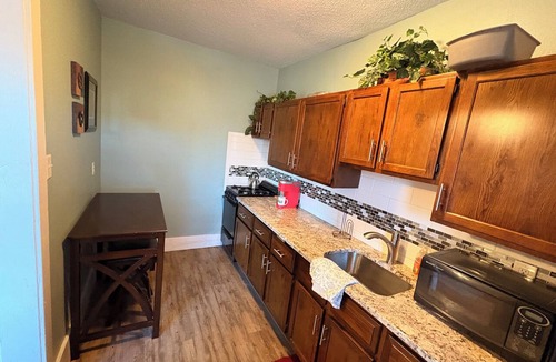 Downtown Des Moines Apartment | The Olive #5, charmer in BEAUtiful Sherman Hills!