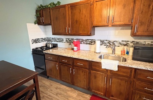 Downtown Des Moines Apartment | The Olive #5, charmer in BEAUtiful Sherman Hills!