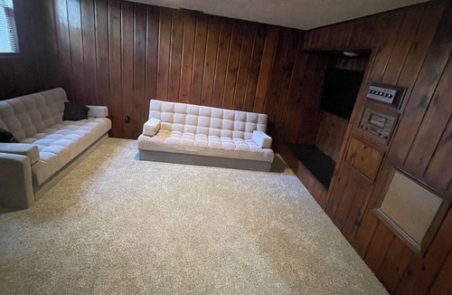 Carroll House | The peaceful oasis Charming 3-bedroom house with WiFi, AC in welcoming Carroll