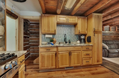 Pillager House | The Pearl. Log Cabin in woods. Sauna/Wood Fireplace/Pets ok.