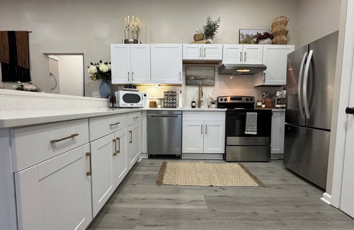 Deepwater Apartment | The Penthouse Flat - 3bd/1ba, Laundry, Pet-Friendly