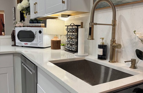 Deepwater Apartment | The Penthouse Flat - 3bd/1ba, Laundry, Pet-Friendly