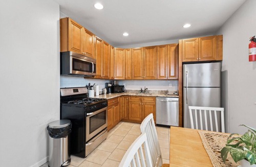 Bayonne House | The Rainforest II | Sleeps 16 | 20m to NYC | FREE Parking