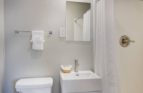 Hill City Hotel | The Relaxing Creekside