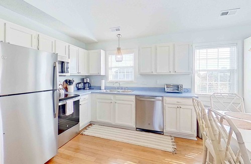 Ocean Isle Estates House | The Sea Shell Shack: Shared pool, balcony & near the beach