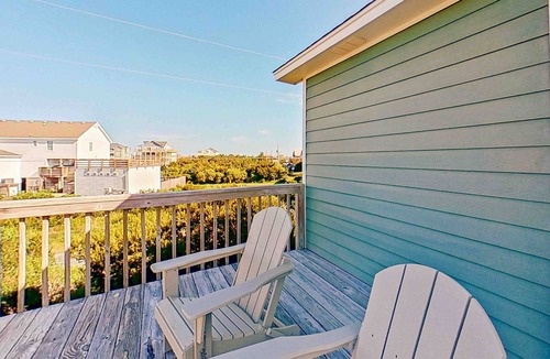 Ocean Isle Estates House | The Sea Shell Shack: Shared pool, balcony & near the beach