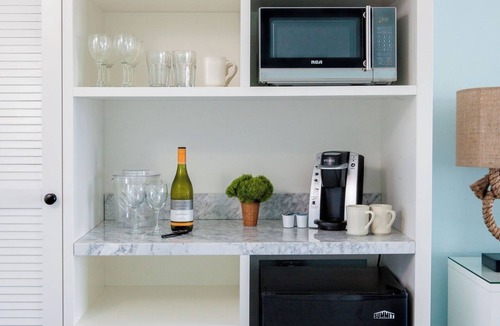Cape May House | The Shore Thing – 4-Rooms Getaway with Beach Vibes & Poolside Fun