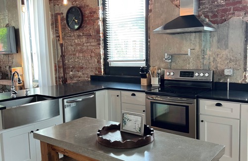 Calhoun Apartment | The Singer Lofts - a luxurious downtown executive space to enjoy North Georgia