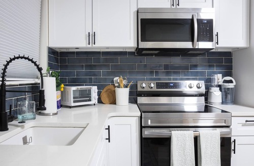 Dickinson Narrows Apartment | The South Philly Nest - 2 bed & 1 bath APT near stadiums & Center City