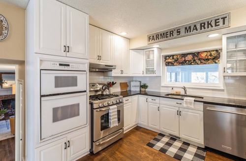 Urbandale House | The Sparks House: 4 Bedroom Spacious Retreat!
