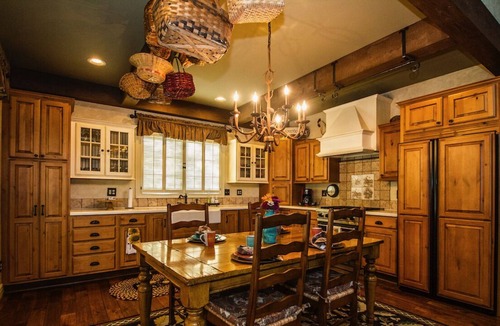 Cottonwood Falls House | The Stone Lodge at Cottonwood Falls