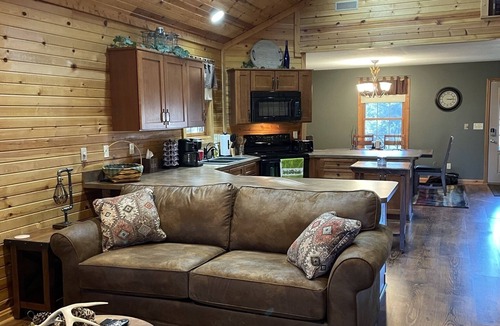 Stoutsville Cabin | “The Stoutsville Cabin” offers you a peaceful and secluded getaway!
