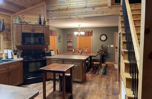 Stoutsville Cabin | “The Stoutsville Cabin” offers you a peaceful and secluded getaway!