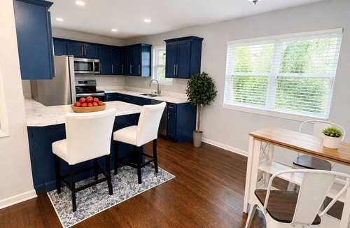 Jefferson City House | The White House is a charming 3-bedroom home in Jefferson City, Missouri. Located near the Missouri State Capitol, downtown attractions, restaurants, and local businesses, this comfortable retreat accommodates up to 6 guests.