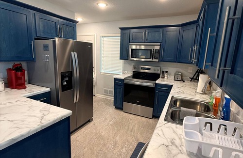 Jefferson City House | The White House is a charming 3-bedroom home in Jefferson City, Missouri. Located near the Missouri State Capitol, downtown attractions, restaurants, and local businesses, this comfortable retreat accommodates up to 6 guests.
