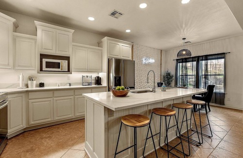 Catoosa House | The Woodbriar, close to Hard Rock Casino, downtown Tulsa/BOK + patio w/fire pit