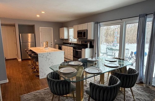 Rockford House | TheCreekHouse: 5BR Sanctuary w/Sunroom & Games