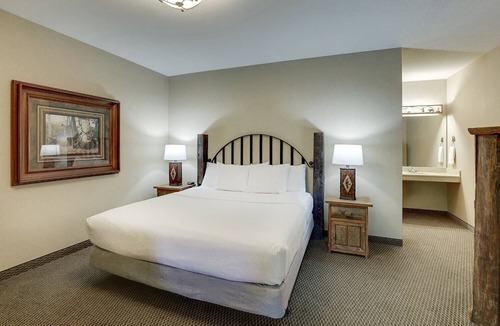 Johnston Hotel | Theme Suite w/Whirlpool Cottage, Fireplace, Stoney Creek Johnston | 2 Units