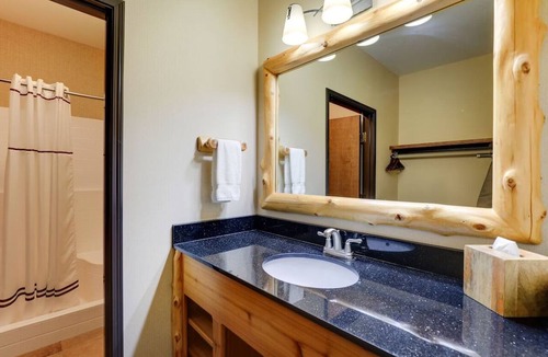 Sioux City Hotel | Theme Suite, Whirlpool, Stoney Creek, Fireplace, Pool near Sioux Gateway Airport